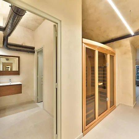 02 - Pretty 4bdr Flat In Apartment *